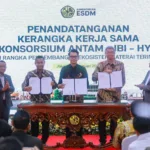 Penandatanganan framework agreement pengembangan industri baterai terintegrasi antara Indonesia Battery Corporation (IBC), PT Aneka Tambang Tbk. (ANTAM), dan Konsorsium HYD Investment Limited (HYD), yang dilaksanakan pada Jumat (30/1), di Jakarta.