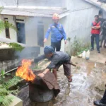Dengan pendampingan petugas, warga Baduy mempraktikkan cara sederhana memadamkan api sebagai bagian dari edukasi mitigasi risiko kebakaran. Pengetahuan ini menjadi bekal penting untuk menjaga keamanan lingkungan kawasan adat Kanekes.
