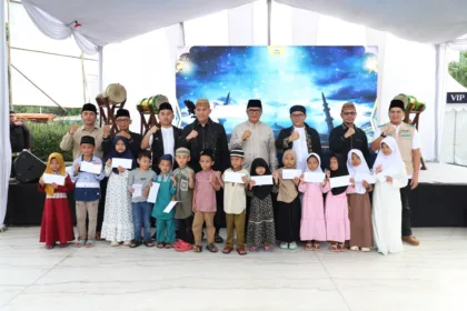 Penyerahan santunan kepada 50 anak yatim oleh YBM PLN UP3 Cikokol dalam rangkaian Pembukaan Festival Al Azhom di kawasan Masjid Raya Al Azhom, Kota Tangerang, Sabtu (21/02). Wakil Wali Kota Tangerang bersama Manager PLN UP3 Cikokol dan jajaran manajemen berfoto bersama usai penyerahan bantuan secara simbolis.