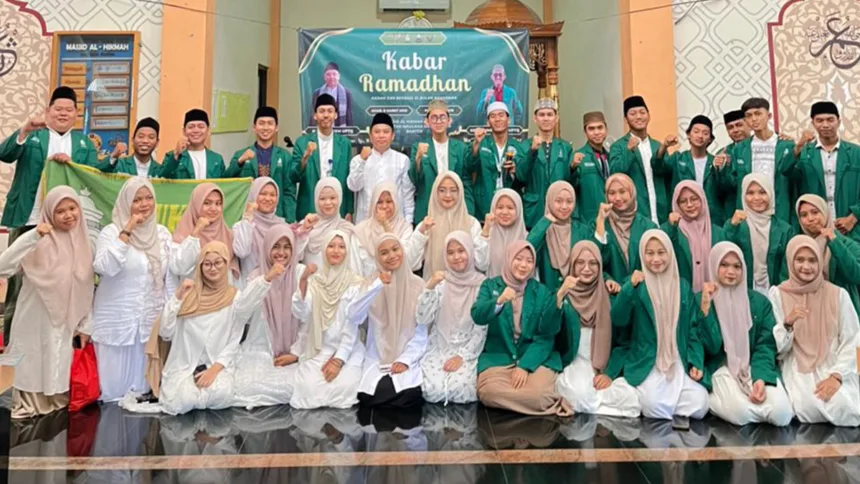 Mahasiswa UKM Unit Pengembangan Tilawatil Qur’an (UPTQ) UIN Sultan Maulana Hasanuddin Banten berfoto bersama usai kegiatan “Bakar Ramadhan (Berbagi Kabar Ramadhan)” di lingkungan kampus Pascasarjana UIN SMH Banten, Minggu (8/3/2026). Kegiatan ini menjadi momentum pembinaan spiritual sekaligus penguatan semangat hijrah, ukhuwah Islamiyah, dan kepedulian sosial di kalangan mahasiswa selama bulan suci Ramadan.