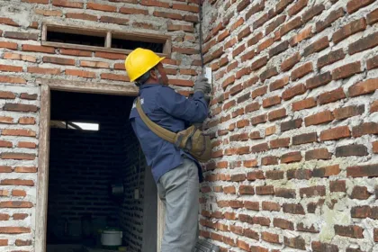 Proses penyambungan listrik di rumah warga penerima manfaat program Light Up The Dream (LUTD) di Banten, Rabu (4/3). Melalui program ini, PLN memperluas akses listrik bagi masyarakat yang belum memiliki sambungan listrik mandiri.