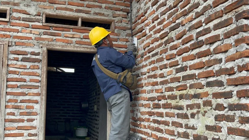 Proses penyambungan listrik di rumah warga penerima manfaat program Light Up The Dream (LUTD) di Banten, Rabu (4/3). Melalui program ini, PLN memperluas akses listrik bagi masyarakat yang belum memiliki sambungan listrik mandiri.
