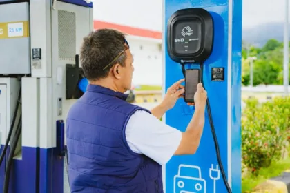 Salah satu pengguna EV tengah melakukan scan barcode pada aplikasi PLN Mobile untuk transaksi pengisian daya di SPKLU standard charging.