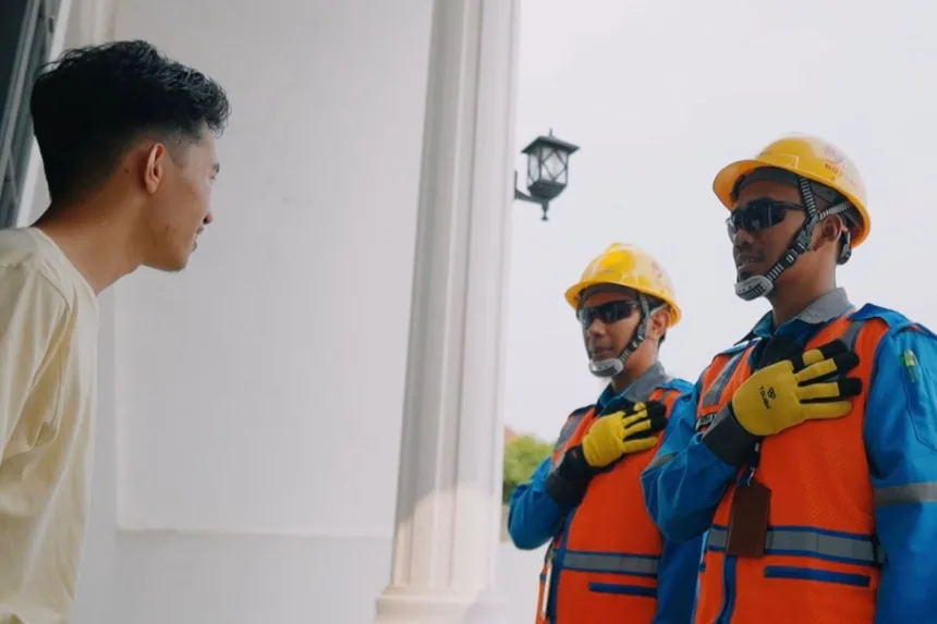 Ilustrasi petugas PLN siaga 24 jam melayani pelanggan dengan sepenuh hati, memastikan pasokan listrik tetap andal agar masyarakat dapat merayakan Idulfitri dengan aman dan nyaman.