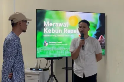 Setiawan Chogah, Editor-in-Chief Techfin.id, memaparkan konsep literasi keuangan 'Merawat Kebun Rezeki' kepada peserta pelatihan Cleaning Service di Kampus Institut Kemandirian (IK) Karawaci, Tangerang, Banten, pada Jumat 10 April 2026.