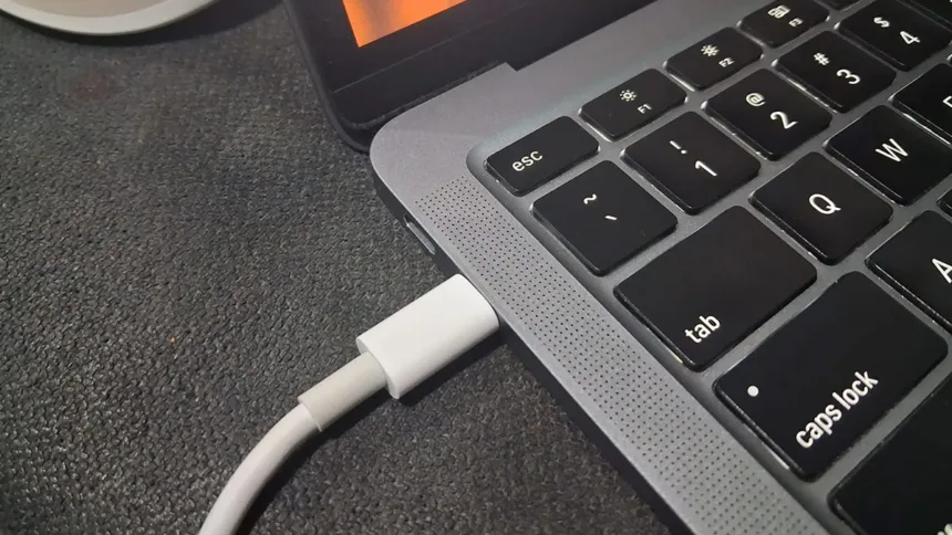 Apple menghadirkan fitur baru bernama Charge Limit melalui pembaruan macOS terbaru. Fitur ini memungkinkan pengguna membatasi persentase pengisian daya agar tidak selalu mencapai 100 persen.