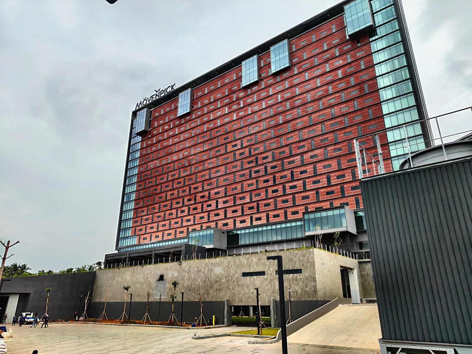 Gedung PT Anyar Mitra Resort Sejati sebagai destinasi unggulan pariwisata di Banten Selatan, kini didukung peningkatan keandalan pasokan listrik oleh PT PLN (Persero) UID Banten melalui penambahan daya dari 1.110 kVA menjadi 2.180 kVA, guna mengoptimalkan operasional serta meningkatkan kenyamanan wisatawan.