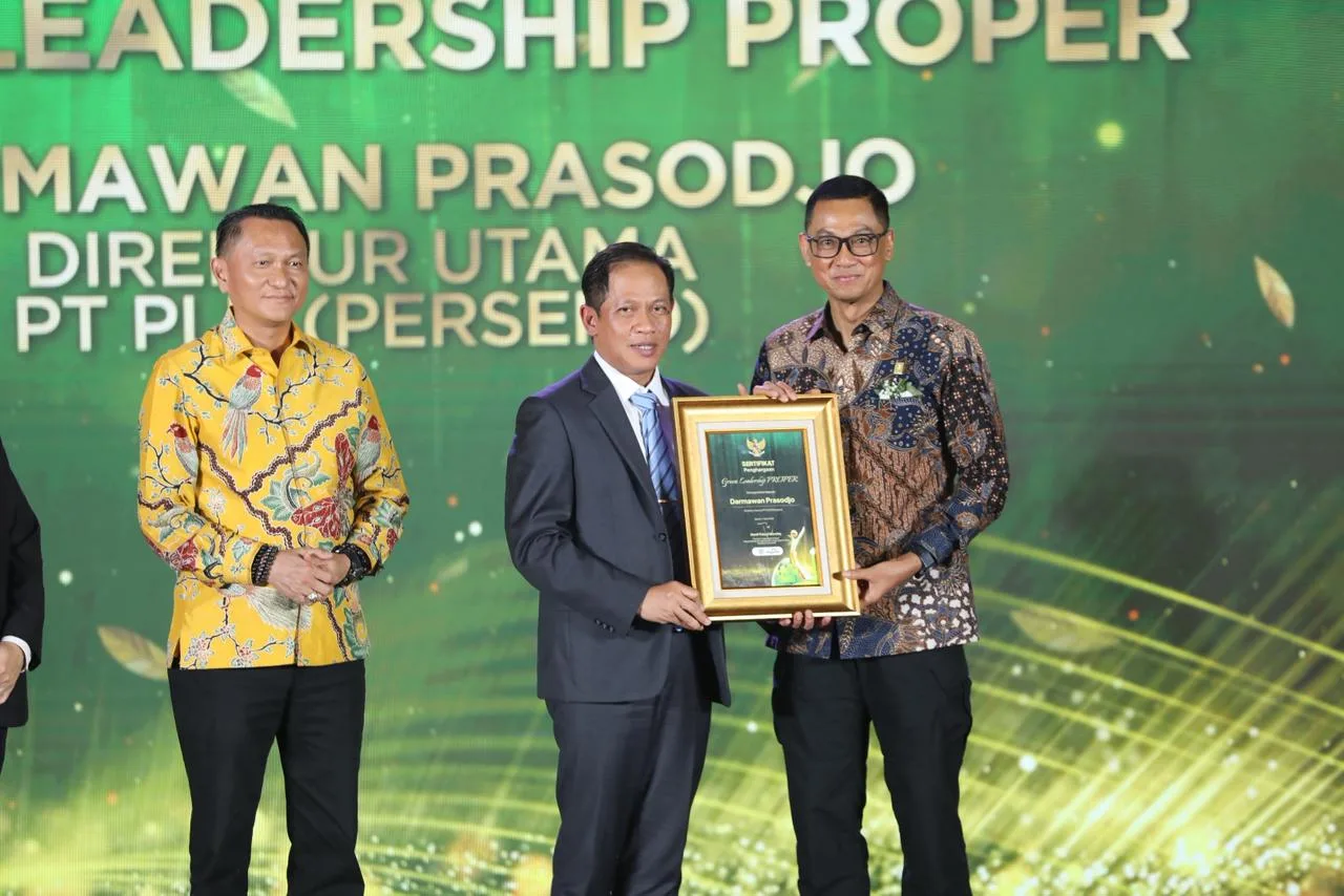 Penyerahan penghargaan Green Leadership PROPER oleh Menteri Lingkungan Hidup/Kepala Badan Pengendalian Lingkungan Hidup, Hanif Faisol Nurofiq (tengah) kepada Direktur Utama PLN, Darmawan Prasodjo (kanan), disaksikan oleh Ketua Komisi XII DPR RI, Bambang Patijaya (kiri) pada ajang Anugerah Lingkungan PROPER 2025 di Jakarta, Selasa (7/4).