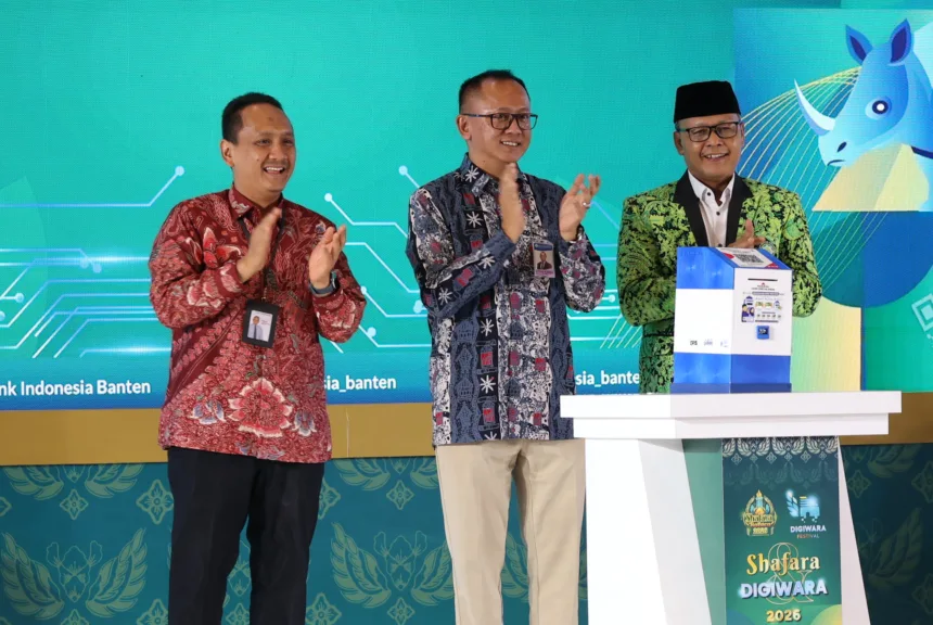 Sejumlah perwakilan Bank Indonesia dan mitra bertepuk tangan saat peluncuran program QRIS 1.000 Masjid se-Banten pada acara SHAFARA dan DIGIWARA 2026.