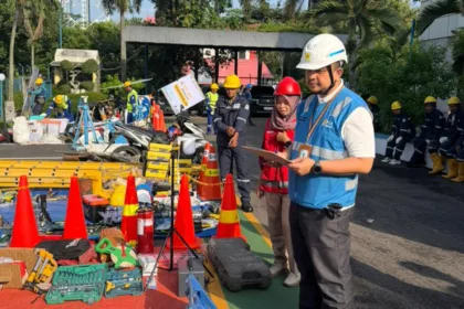 Manager PLN UP3 Serpong, Bapak Beny Indra Praja, melakukan pemeriksaan langsung terhadap kesiapan peralatan kerja dalam kegiatan Gelar Peralatan Jasa Konstruksi Paket 1 dan 2 di lingkungan PLN UP3 Serpong.