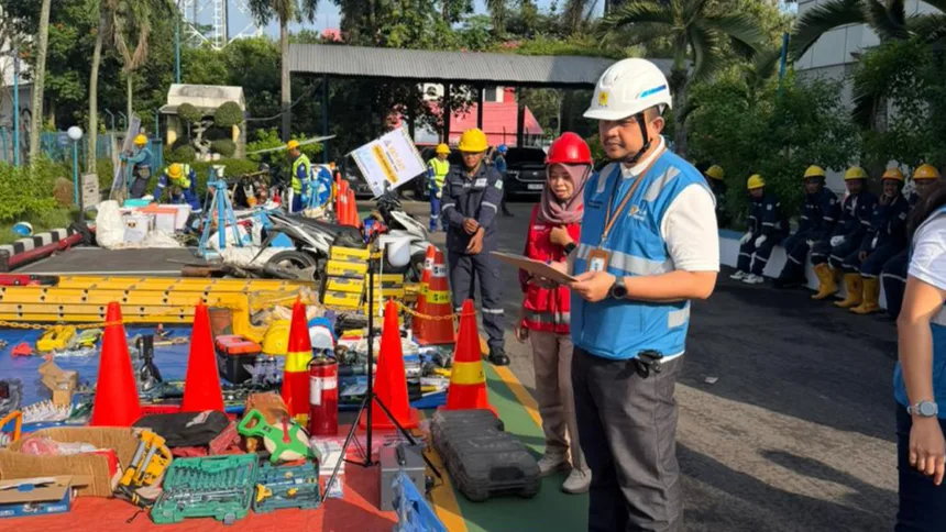 Manager PLN UP3 Serpong, Bapak Beny Indra Praja, melakukan pemeriksaan langsung terhadap kesiapan peralatan kerja dalam kegiatan Gelar Peralatan Jasa Konstruksi Paket 1 dan 2 di lingkungan PLN UP3 Serpong.