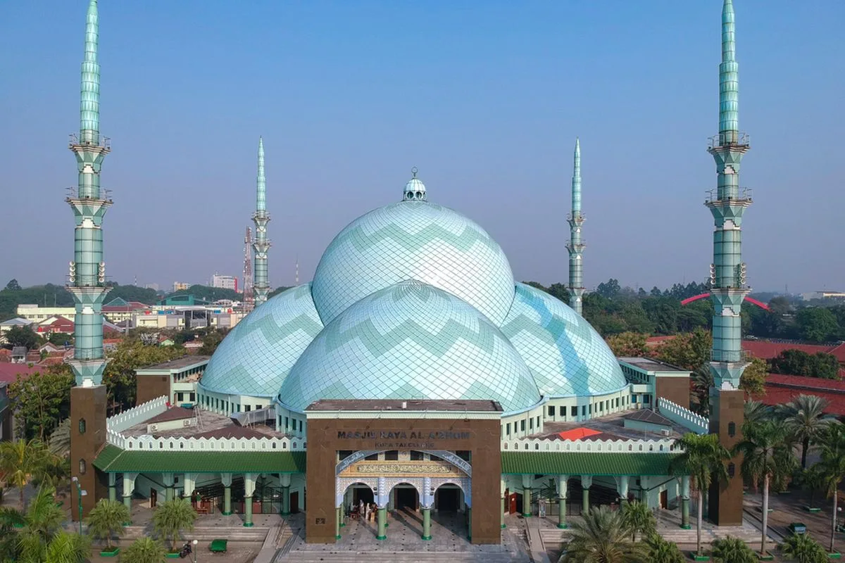 Masjid Raya Al A’zhom merupakan salah satu masjid dengan kubah terbesar di dunia. Masjid ini berada di Pusat Pemerintahan Kota Tangerang.
