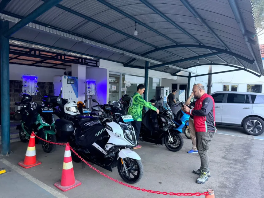 Komunitas motor listrik ALVA melakukan pengisian daya kendaraan di fasilitas PLN UP3 Serpong dengan aman dan lancar sebelum melanjutkan perjalanan. Kegiatan ini menjadi bukti kesiapan infrastruktur PLN dalam mendukung mobilitas kendaraan listrik yang nyaman, praktis, dan ramah lingkungan.
