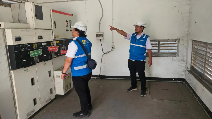 Assistant Manager Jaringan Distribusi PLN UP3 Teluk Naga Syaifullah Arsyad dan tim sedang melihat kondisi kelistrikan yang mensupply listrik ke Masjid Kanoman Al istiqlaliyyah Cilongok.