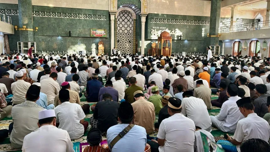 Suasana khidmat Salat Idul Adha 1447 H berlangsung di Masjid Agung Al Amjad, Kabupaten Tangerang, dengan dukungan pasokan listrik andal dari PLN.