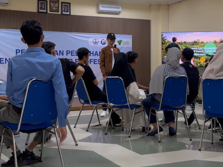 Instruktur Setiawan Chogah memberikan materi literasi finansial Merawat Kebun Rezeki kepada peserta pelatihan Barber, Menjahit, dan Bright Migrant Worker di ruang kelas Institut Kemandirian, Karawaci, Tangerang, dengan presentasi ilustrasi kebun rezeki ditampilkan di layar.