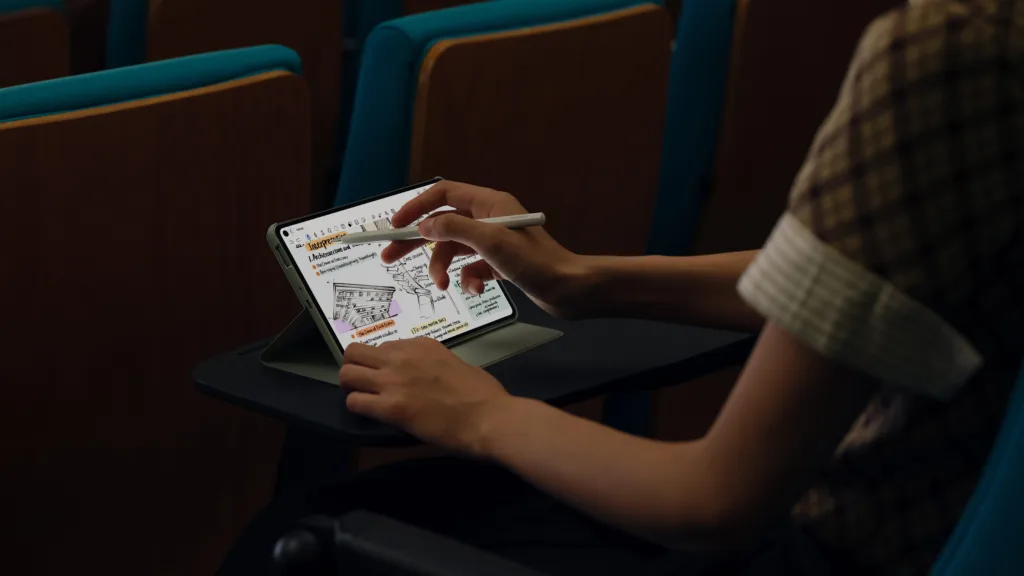 Pengguna menggambar ilustrasi digital menggunakan HUAWEI MatePad Mini dan HUAWEI M-Pencil di area luar ruangan dengan layar Flexible OLED PaperMatte anti-glare.