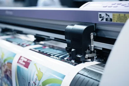 Mesin digital printing mencetak berbagai produk percetakan kertas sebagai ilustrasi bisnis percetakan kertas dan ragam produk cetak.