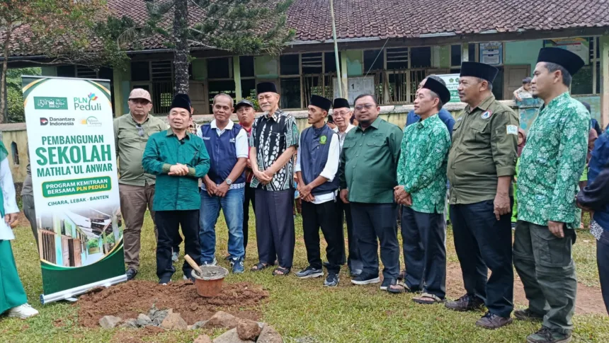 Prosesi peletakan batu pertama pembangunan Sekolah Mathla'ul Anwar dalam Program Kemitraan bersama PLN Peduli di Cihara, Kabupaten Lebak, Banten. Kegiatan ini merupakan wujud nyata program Tanggung Jawab Sosial dan Lingkungan (TJSL) PT PLN (Persero) Unit Induk Distribusi Banten dalam mendukung peningkatan kualitas pendidikan di wilayah Banten.