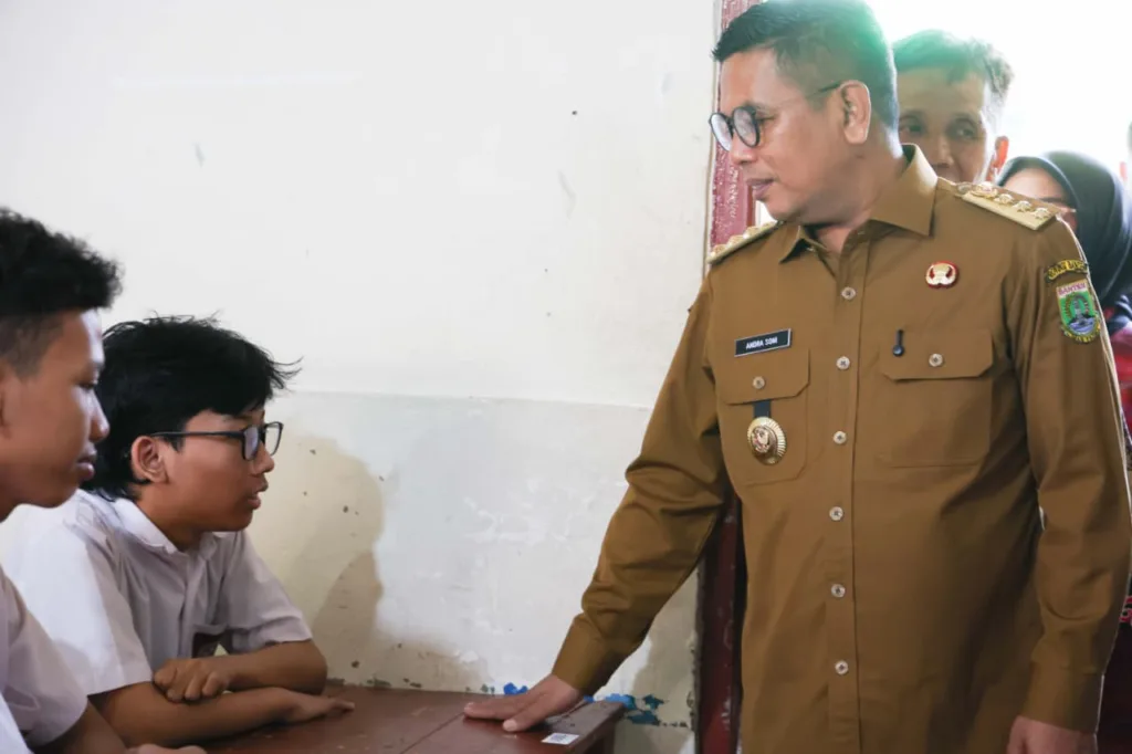 Gubernur Banten berdialog dengan siswa di dalam ruang kelas sekolah swasta saat melakukan kunjungan terkait Program Sekolah Gratis.