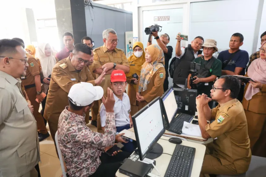 Gubernur Banten bersama jajaran pemerintah daerah meninjau pelayanan penerimaan siswa dan berdialog dengan masyarakat di area pelayanan pendidikan.