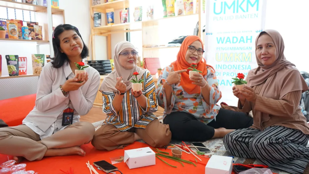 Peserta Workshop Millenials di HUB UMKM PLN Banten mempraktikkan pembuatan Cleaner Flower Pots sebagai produk kreatif yang berpotensi menjadi peluang usaha baru bagi pelaku UMKM muda.