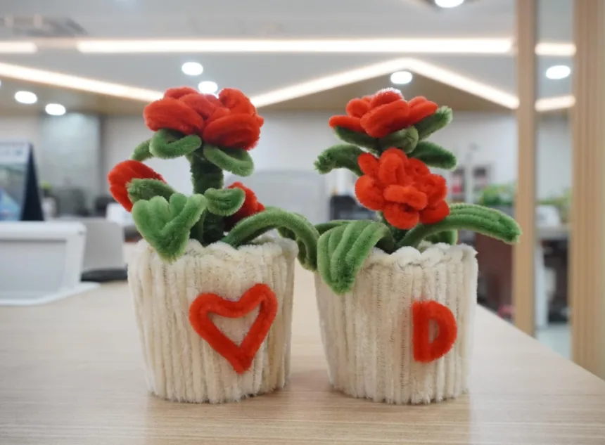 Detail produk Cleaner Flower Pots hasil karya peserta Workshop Millenials di HUB UMKM PLN UID Banten. Pemanfaatan material kreatif dengan sentuhan estetika ini dirancang agar memiliki daya saing dan nilai jual yang tinggi di pasar industri kreatif.
