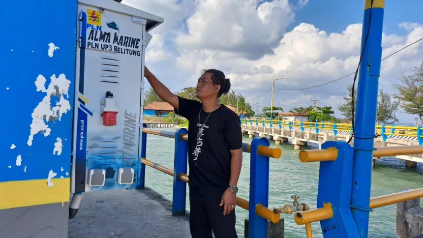 Ilustrasi seorang kru kapal ketika menggunakan Anjungan Listrik Mandiri (ALMA) PLN untuk keperluan kapal selama bersandar di Dermaga Water Front, Pelabuhan Tanjung Ru, Belitung.