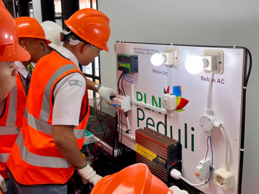PLN memberikan bantuan unit PLTS sebagai sarana pembelajaran siswa.