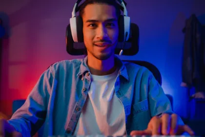 Bagi banyak orang, terutama generasi muda, dunia game telah berkembang menjadi ruang untuk berkomunikasi, mencari teman, mengekspresikan diri, bahkan membangun komunitas.