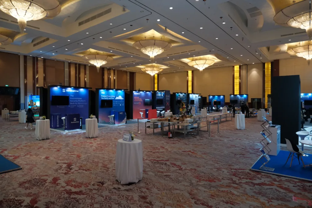 Area pameran vendor teknologi pada konferensi IndoSec 2026 di Jakarta.