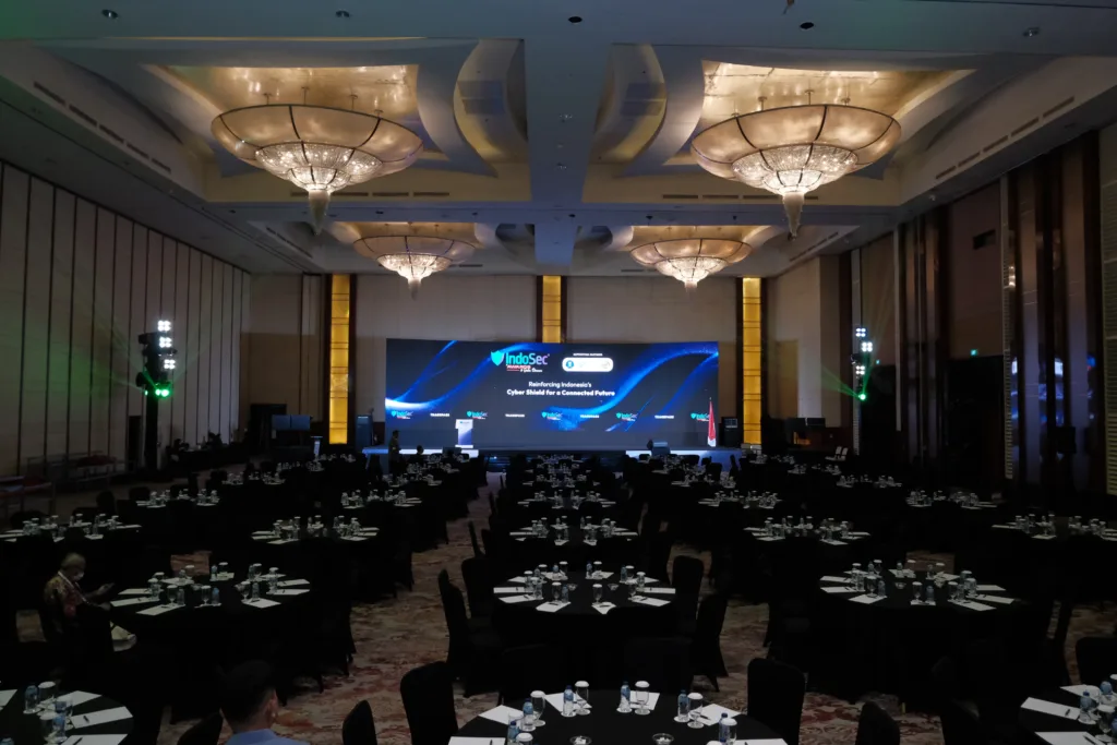 Panggung utama dan area jamuan IndoSec Awards & Gala Dinner 2026.
