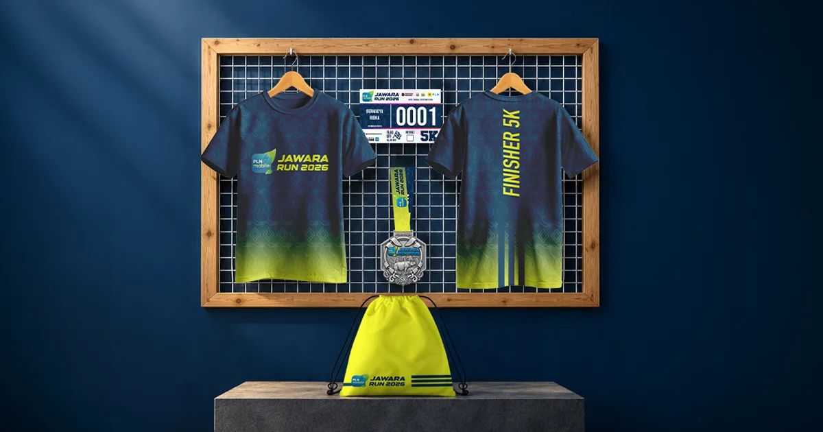 Perlengkapan PLN Mobile Jawara Run 2026 berupa jersey lari biru dan kuning, BIB nomor peserta, medali finisher, serta tas serut yang dipajang pada latar biru gelap.