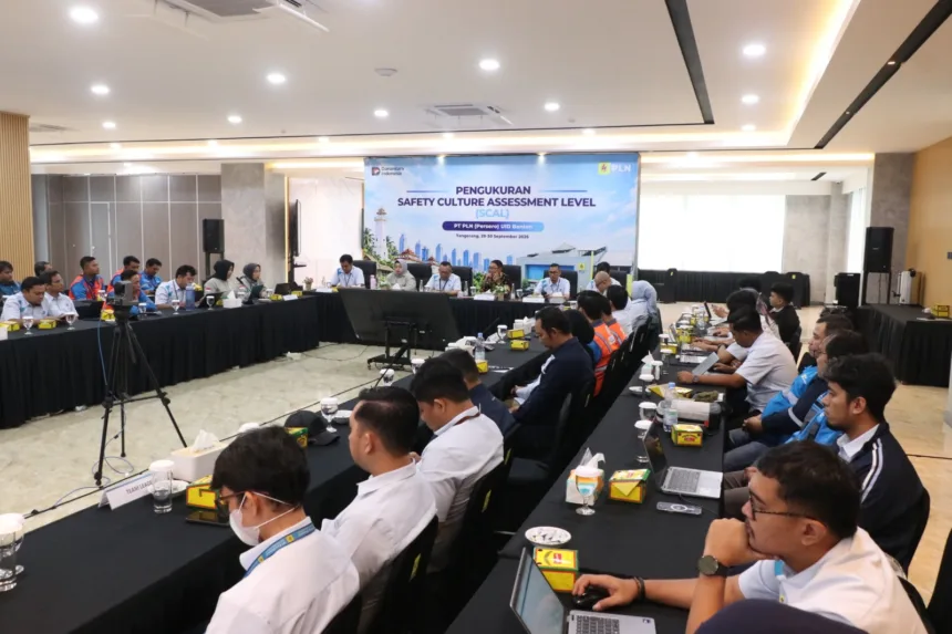 Jajaran Manajemen PLN UID Banten bersama Vice President Strategi dan Tata Kelola Divisi HSSE PT PLN (Persero) Kantor Pusat serta Tim LPPKM FKM UI pada pembukaan Safety Culture Assessment Level (SCAL) di Kantor PLN UID Banten.