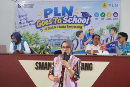 Manager PLN UP3 Cikokol, Eka Rahma Daniati, yang juga merupakan Srikandi PLN, menyampaikan edukasi dan inspirasi kepada para siswa dalam kegiatan PLN Goes To School di SMAN 2 Kota Tangerang, 15 Oktober 2026. Kegiatan ini menjadi wujud komitmen PLN dalam menanamkan kesadaran tentang keselamatan ketenagalistrikan, energi bersih, inovasi, dan kolaborasi untuk masa depan generasi muda yang berkelanjutan.