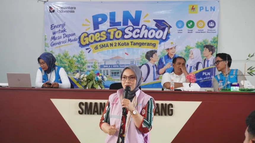 Manager PLN UP3 Cikokol, Eka Rahma Daniati, yang juga merupakan Srikandi PLN, menyampaikan edukasi dan inspirasi kepada para siswa dalam kegiatan PLN Goes To School di SMAN 2 Kota Tangerang, 15 Oktober 2026. Kegiatan ini menjadi wujud komitmen PLN dalam menanamkan kesadaran tentang keselamatan ketenagalistrikan, energi bersih, inovasi, dan kolaborasi untuk masa depan generasi muda yang berkelanjutan.