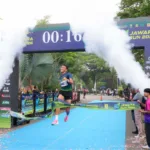 Irsan, pelari asal Sulawesi, berhasil menjadi finisher pertama dalam ajang Jawara Run 2026 yang diselenggarakan oleh PLN UID Banten. Momen penuh kebanggaan ini menjadi puncak perjuangannya setelah menempuh perjalanan jauh demi mengikuti salah satu ajang lari bergengsi di Banten.