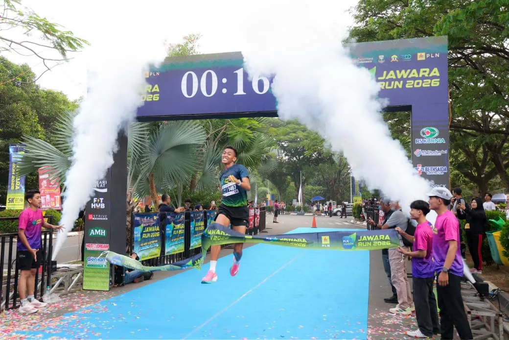 Irsan, pelari asal Sulawesi, berhasil menjadi finisher pertama dalam ajang Jawara Run 2026 yang diselenggarakan oleh PLN UID Banten. Momen penuh kebanggaan ini menjadi puncak perjuangannya setelah menempuh perjalanan jauh demi mengikuti salah satu ajang lari bergengsi di Banten.