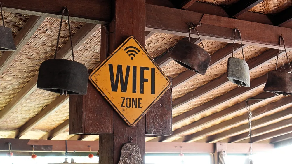 Wi-Fi publik dan risiko keamanan data saat menggunakan jaringan bersama.
